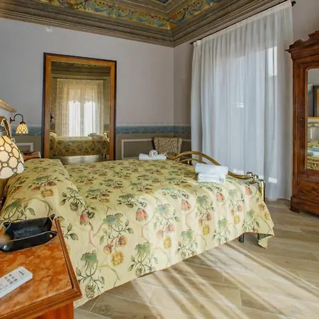 Piazza Duomo Palazzo Pirajno Cefalù