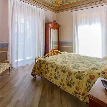 Piazza Duomo Palazzo Pirajno
